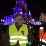 Disney Dreams: Ben Spalding vor dem Disneyschloss mit Kollegen aus der Produktion