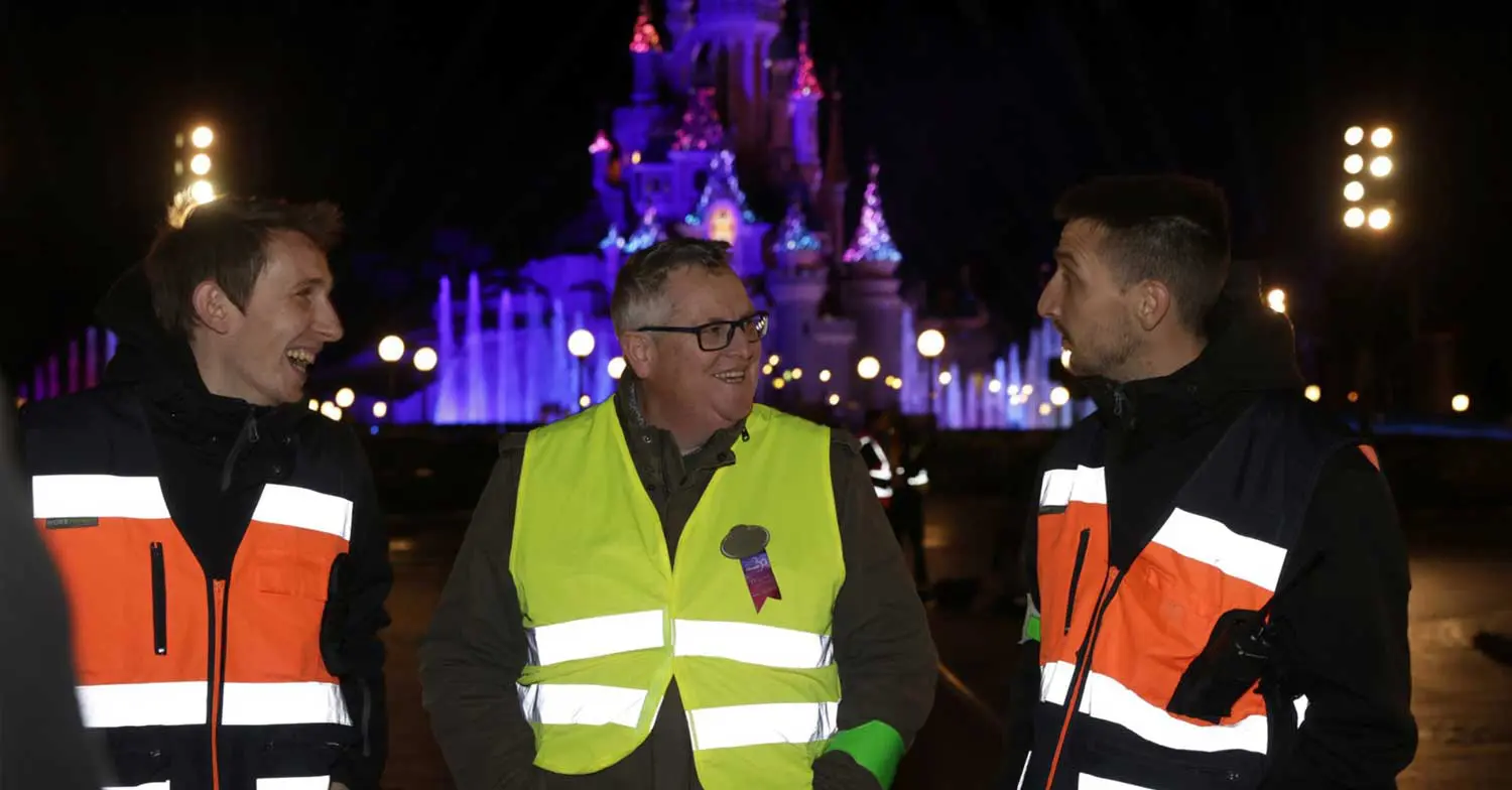 Disney Dreams: Ben Spalding vor dem Disneyschloss mit Kollegen aus der Produktion