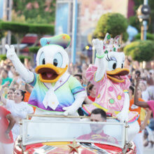 Donald und Daisy im Disnyland Paris Pride Outfit