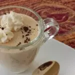 Dessert in einer kleinen Espressotasse aus Glas