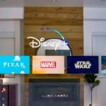 Benutzeroberfläche der Disney+ App über die neue Virtual Reality Brille Vision Pro von Apple