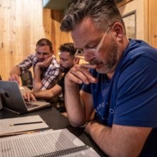 Guillaume Coignard und seine Kollegen im Tonstudio