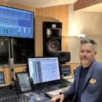 Guillaume Coignard, der Musikmanager des Disneyland Paris, sitzt in einem Tonstudio mit viel Technik