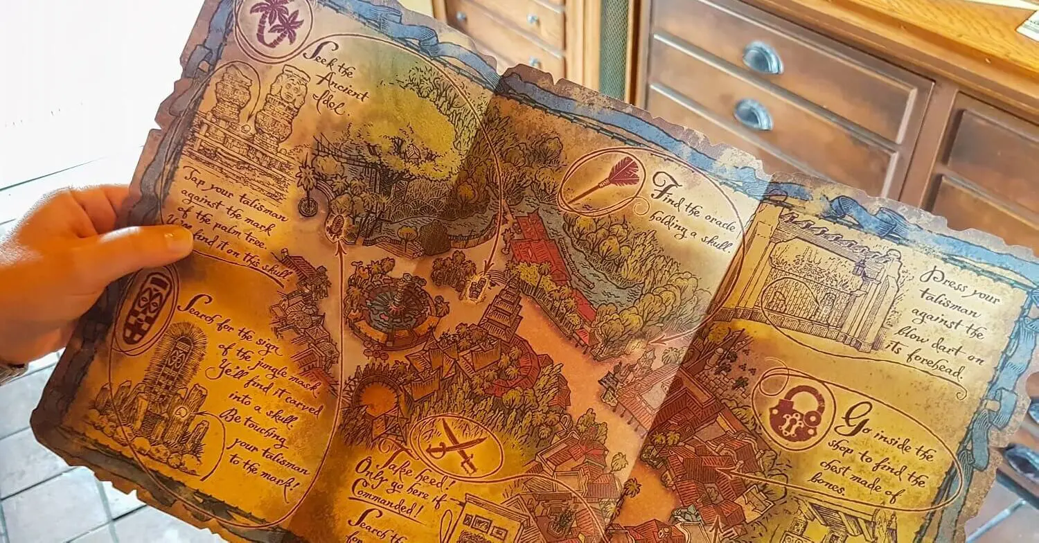 Eine Piraten Schatzkarte wird in die Luft gehalten