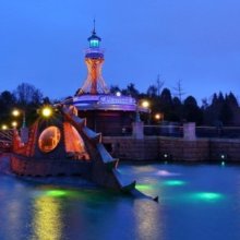 "Les Mysteres du Nautilus" - das U-Boot im Steampunk-Design liegt in der abendlichen Lagune des Discoveryland