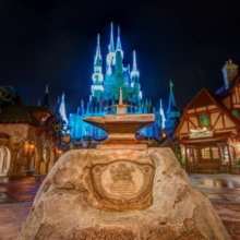 Das Schwert im Stein vor dem Cinderella Castle im Hintergrund
