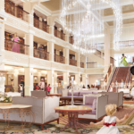 Mickey und Minnie in royalen Kostümen in der neugestalteten Lobby des Disneyland Hotels