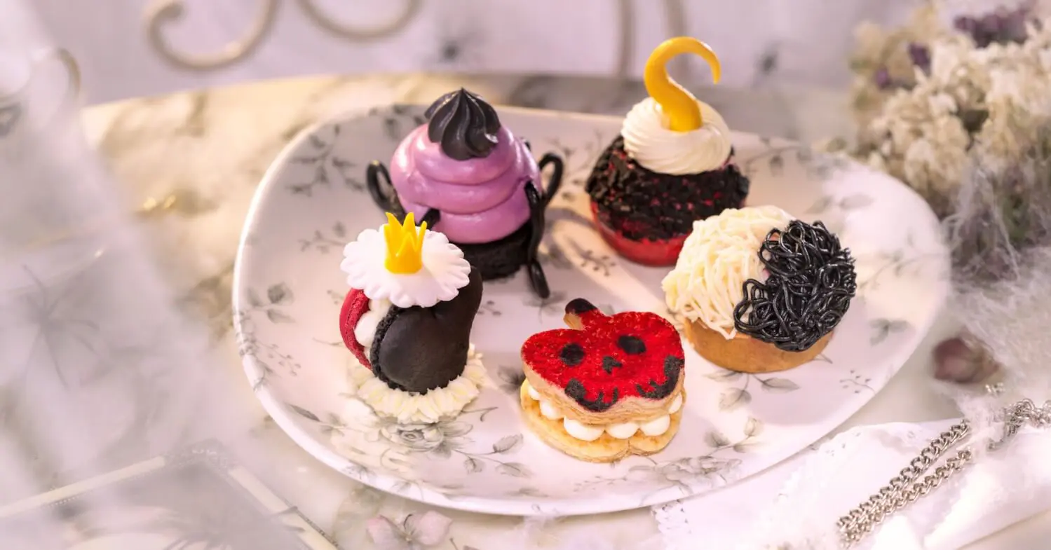 Halloween Petit Four 5 Petit Fours auf einem Porzellanteller mit Blumenmuster. Die Petit Four sind im Halloweenlok gestaltet