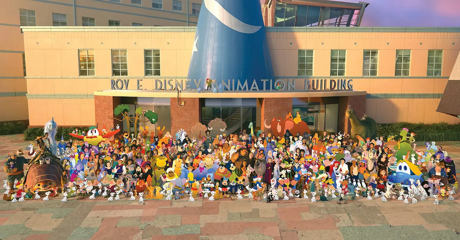 Once Upon a Studio Gruppenfoto Gruppenfoto der Disney Figuren vor dem Roy E. Disney Animation Building mit dem großen blauen Zauberhut auf dem Dach
