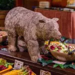 Figur eines Bären als Dekoration auf dem Salatbuffet
