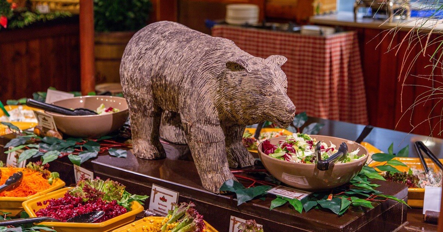 Slaatbuffet Figur eines Bären als Dekoration auf dem Salatbuffet