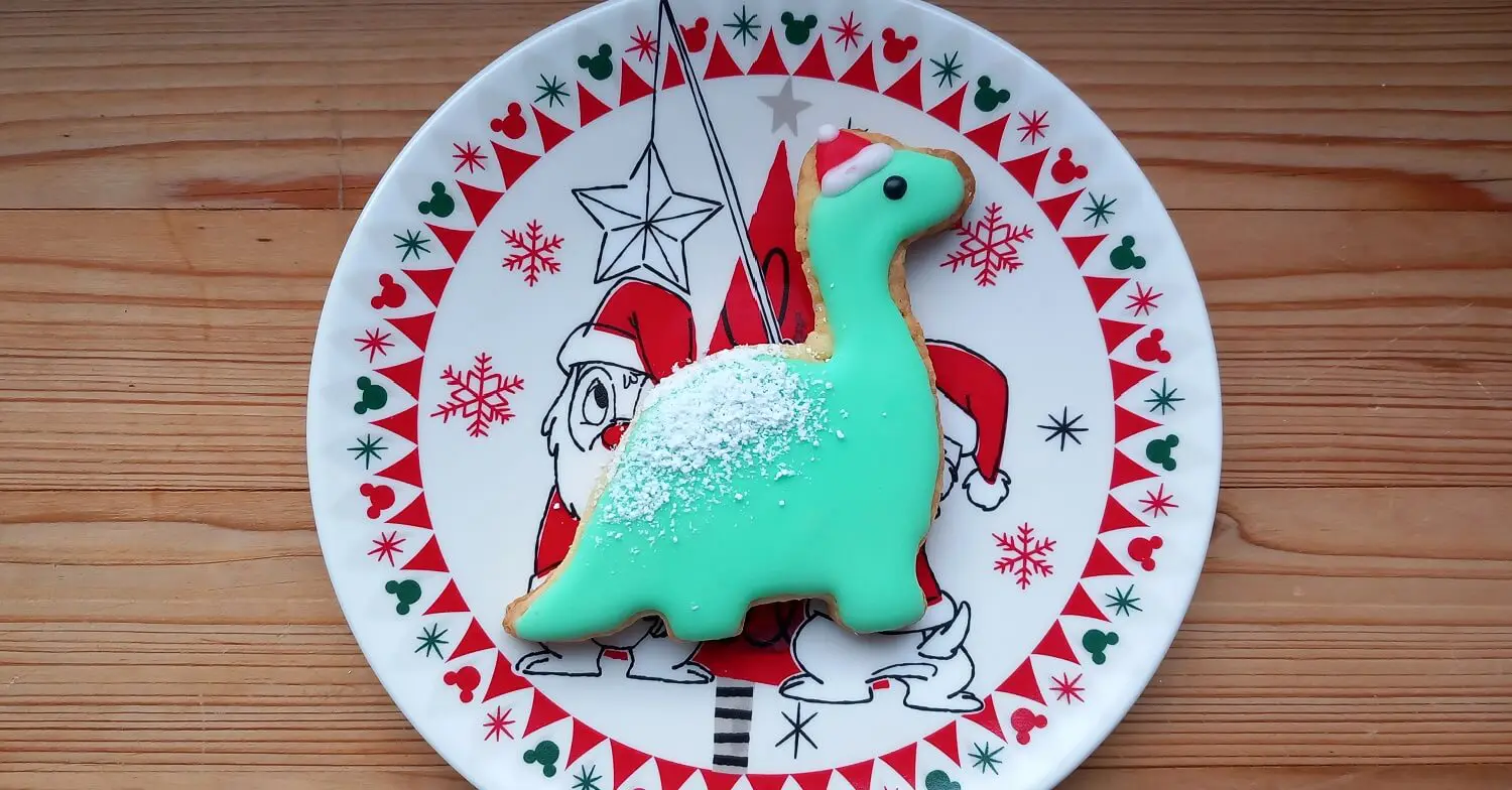 Plätzchen in Form des Dinosauriers Gertie aus Disneys Hollywood Studios mit weihnachtlichem Dekor