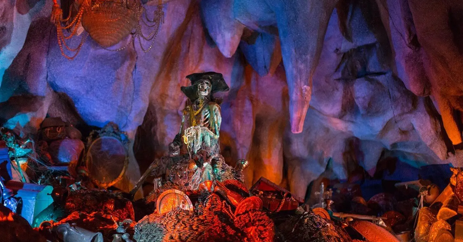 Pirates of the Caribbean Skelett mit Piratenhut sitzt auf einem riesigen Schatz