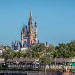 Cinderella Castle vor blauem Himmel, davor der Bootsanleger und Eingangsbereich des Magic Kingdoms