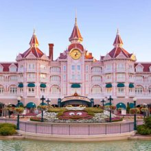 Disneyland Hotel in Disneyland Paris mit floraler Mickey Mouse vor dem Eingang