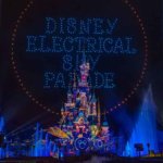 Die Drohnenshow Disney Electrical Sky-Parade ist allabendlich über dem Schloss zu bewundern, noch bis zum 30 September 2024.