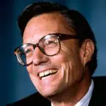 Frank Wells bei einer Pressekonferenz