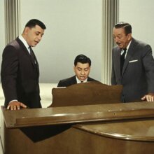 Richard und Robert Sherman gemeinsam mit Walt Disney am Klavier