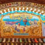 Süßigkeitenwand im Boardwalk Candy Palace in Disneyland Paris