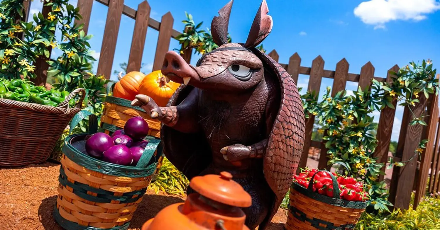 Lari das Gürteltier Lari the Armadillo bei der Ernte im Gemüsegarten