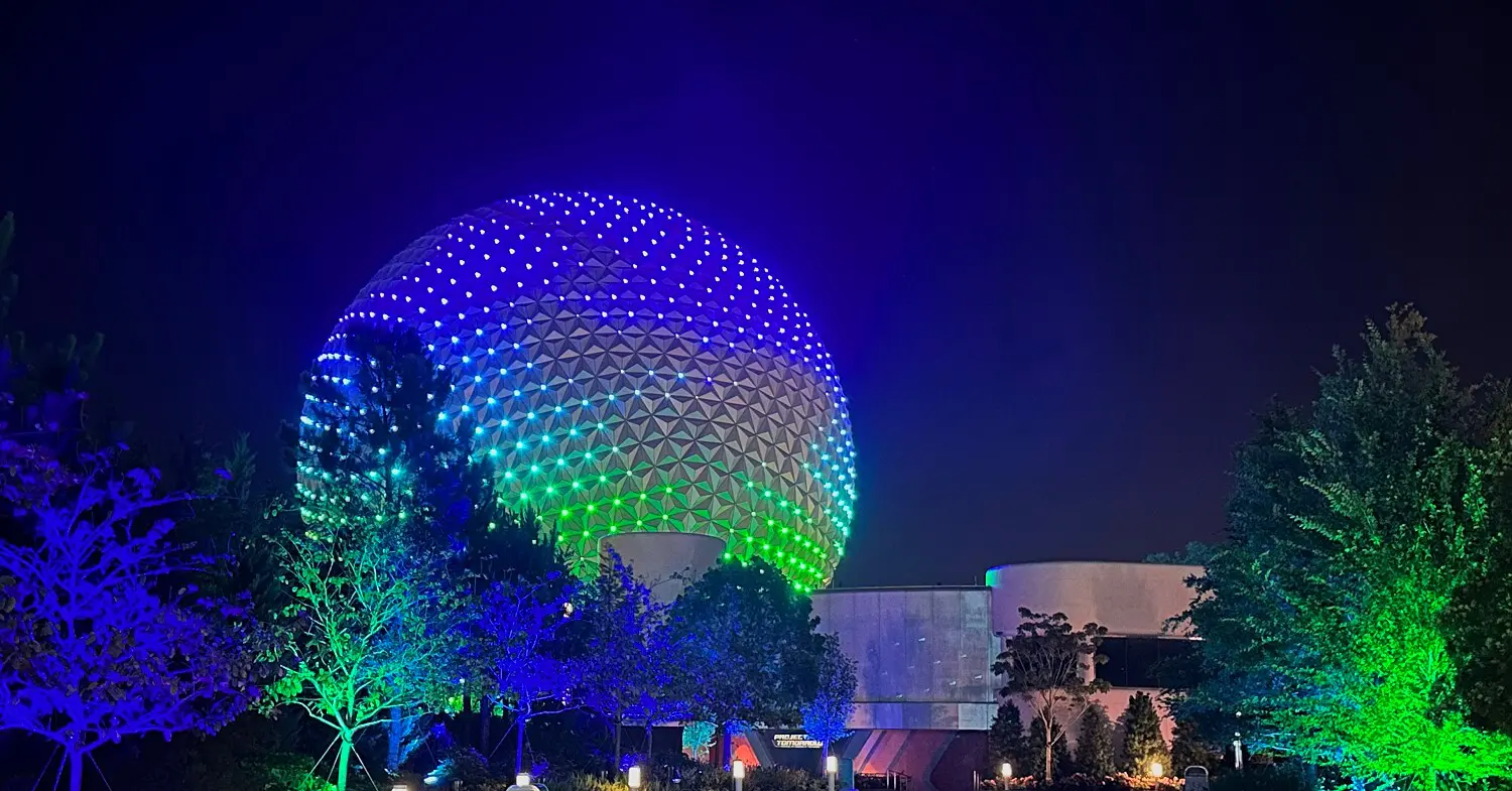 Spaceship Earth Spaceship Earth bei Nacht