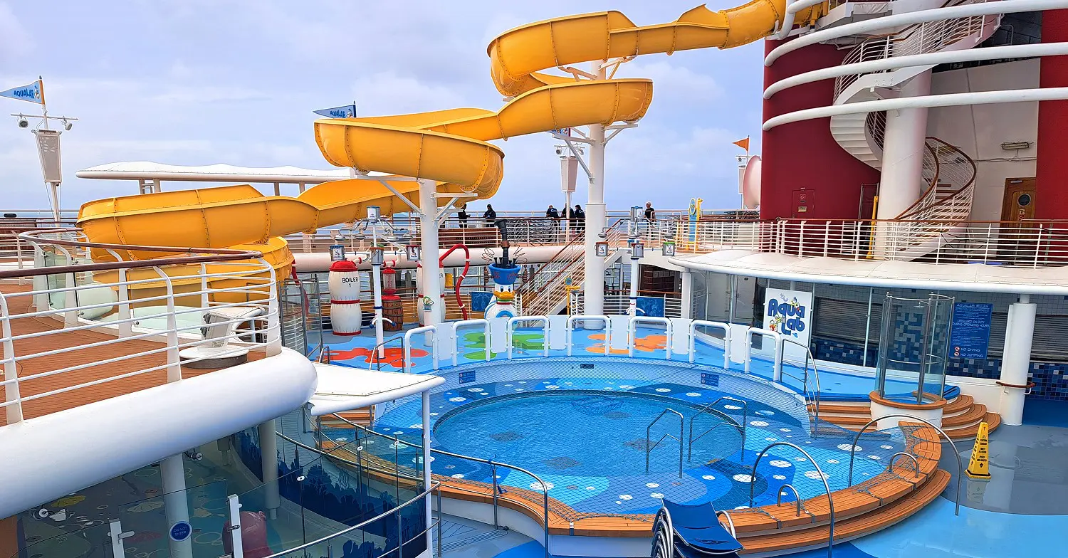 Aqua Lab Disney Cruise Pool Aqua Lab mit großer Wasserrutsche auf einem Kreuzfahrtschiff der Disney Cruise Line