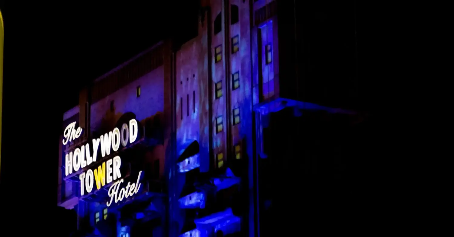 Tower of Terror bei Nacht The Hollywood Tower Hotel leuchtet bei Nacht in schaurigem Lila-Blau