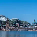 Blick auf den gewaltigen Nordberg von World of Frozen mit Schnee bedecktem Gipfel