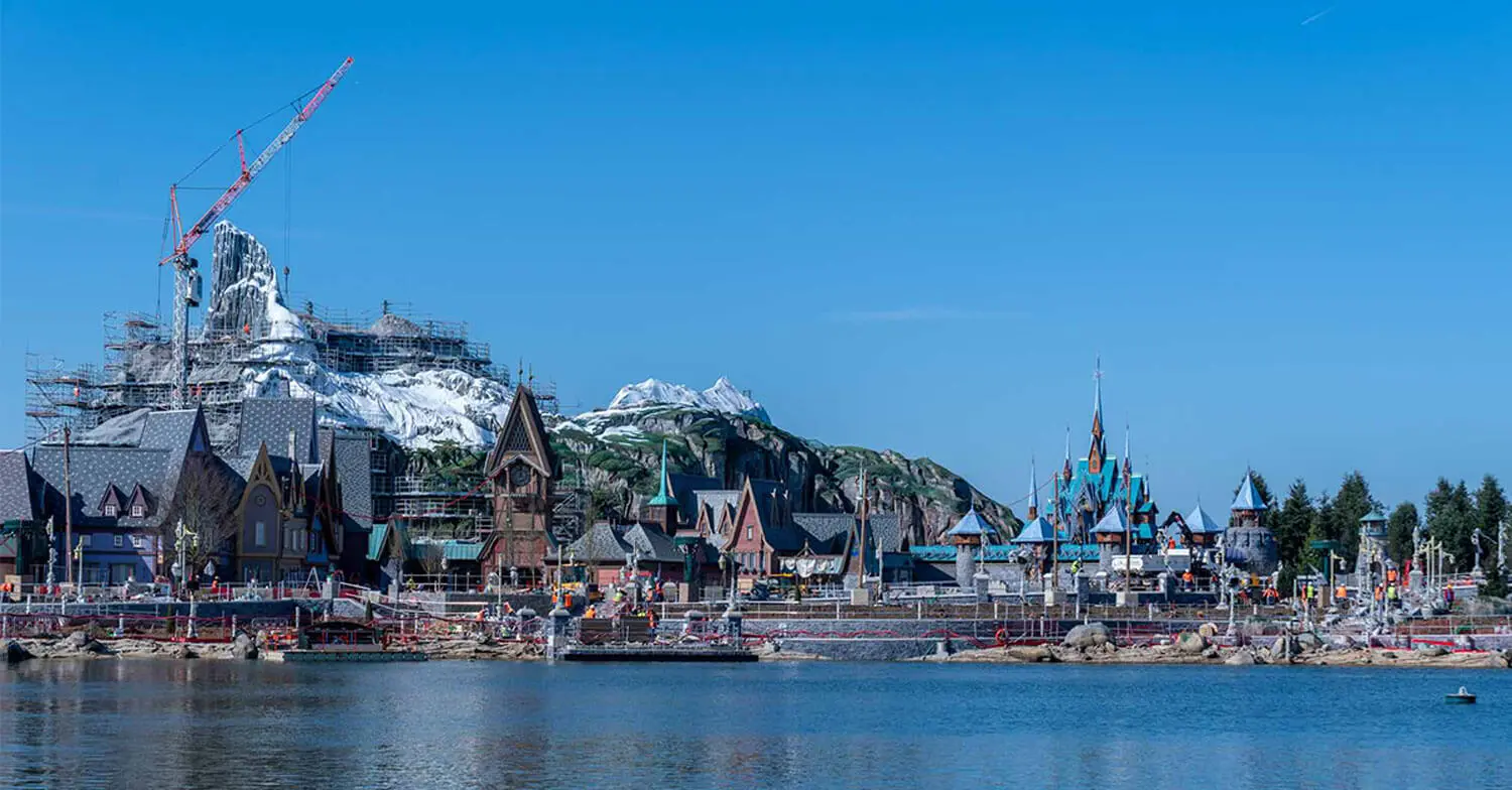 Blick auf den gewaltigen Nordberg von World of Frozen mit Schnee bedecktem Gipfel