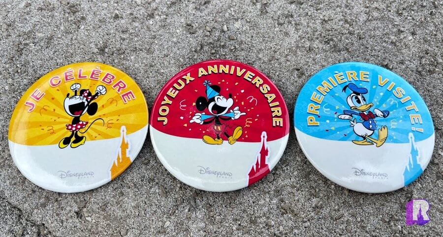 Drei unterschiedliche Geburtstagsbuttons in Disneyland Paris