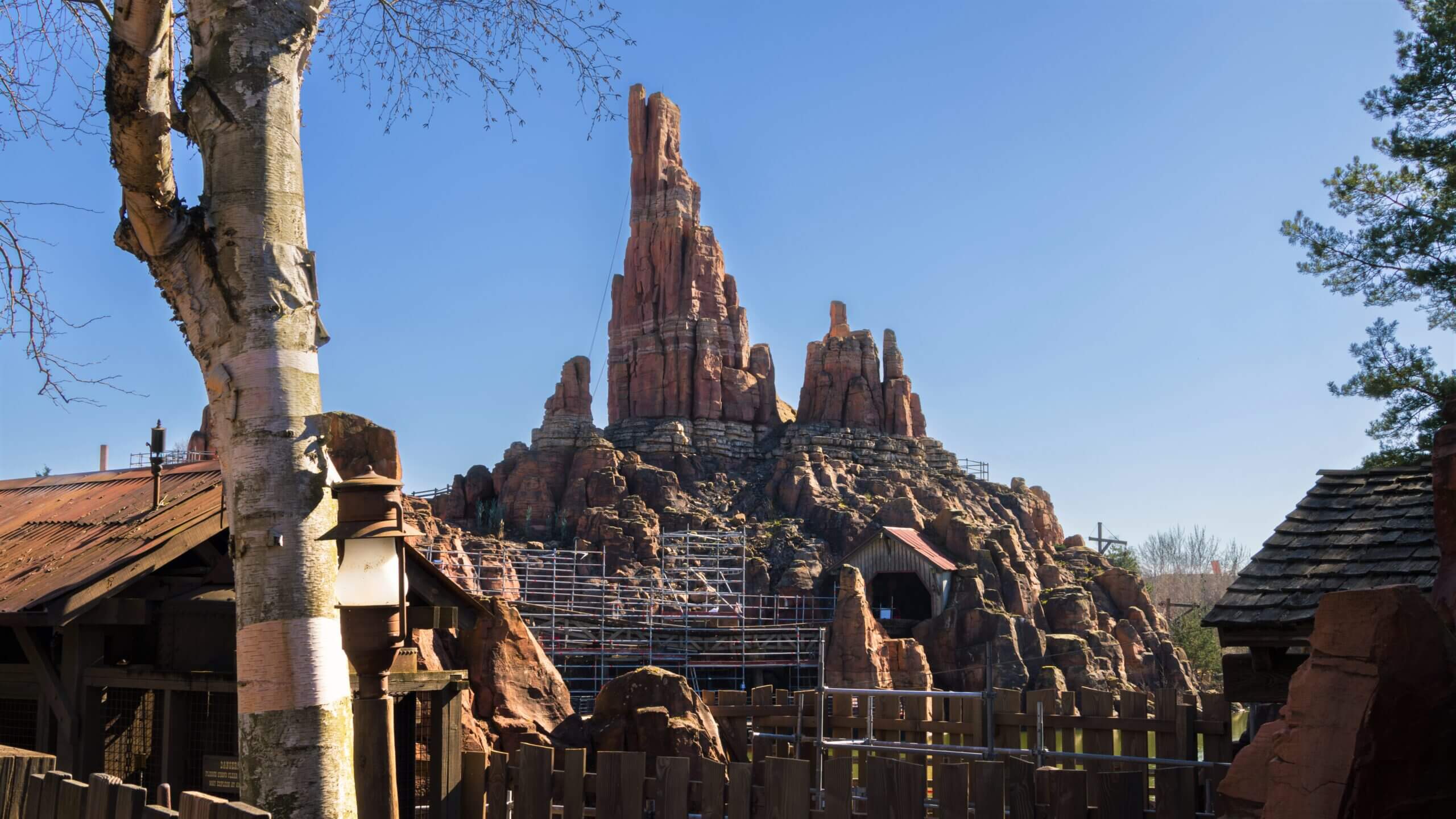 Big Thunder Mountain, umhüllt von einem Baugerüst