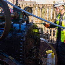 Ein Techniker säubert die Dampfmaschine am Big Thunder Mountain