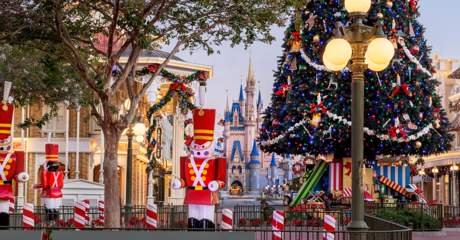 Weihnachten im Magic Kingdom Weihnachtlich geschmückter Town Square mit riesigen Nussknackern und Weihnachtsbaum - im Hintergrund Cinderella Castle