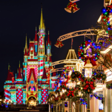 Weihnachtlich beleuchtetes Cinderella Castle am Ende der festlich geschmückten Main Street im Magic Kingdom