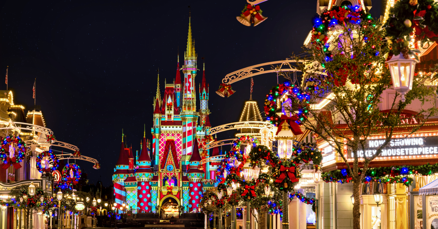 Cinderella Castle im Weihnachtslook Weihnachtlich beleuchtetes Cinderella Castle am Ende der festlich geschmückten Main Street im Magic Kingdom