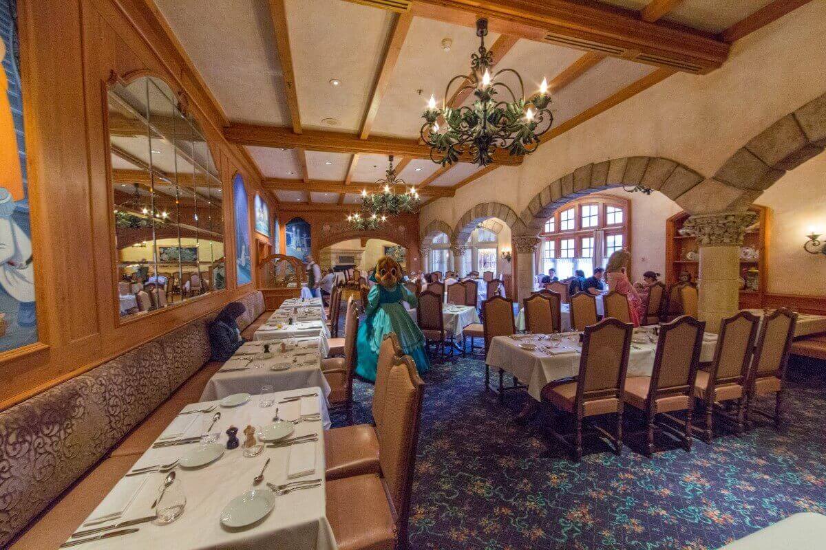 Eine der Mäuse aus dem Film "Cinderella" in der Auberge de Cendrillon