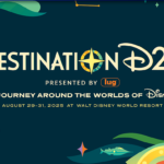 Grafik für das Destination D23 Event auf dem am linken Rand Mickey Mouse mit einem Koffer zu sehen ist