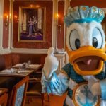 Donald Duck in festlichem Kostüm beim Character Dining im Royal Banquet in Disneyland Paris