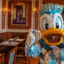 Donald Duck in festlichem Kostüm beim Character Dining im Royal Banquet in Disneyland Paris