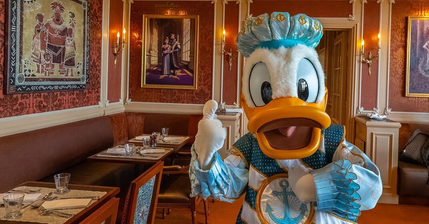 Donald Duck in festlichem Kostüm beim Character Dining im Royal Banquet in Disneyland Paris