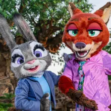 Judy Hopps und Nick Wilde posieren vor dem Tree of Life
