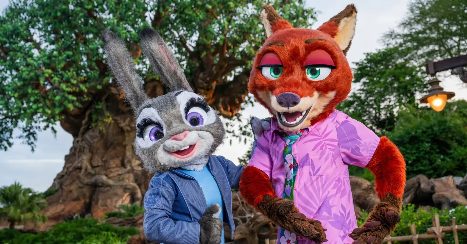 Judy Hopps und Nick Wilde Judy Hopps und Nick Wilde posieren vor dem Tree of Life