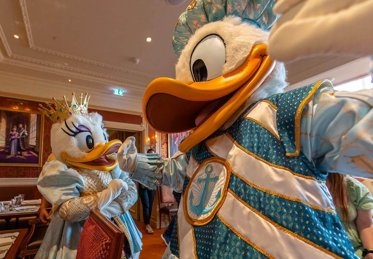 Donald und Daisy Duck beim Mittagessen im Royal Banquet
