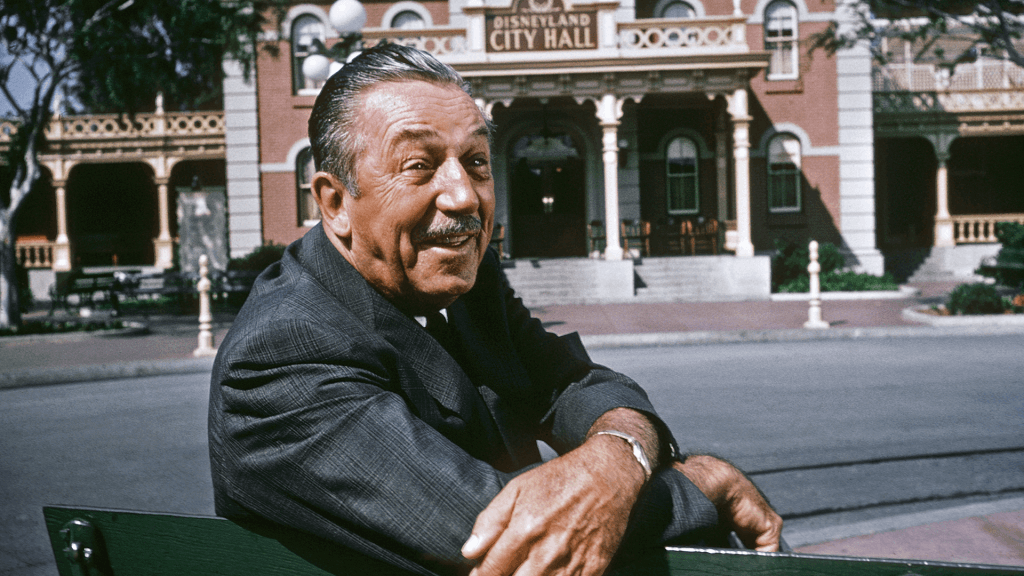 Foto von Walt Disney vor der Disneyland City Hall