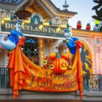 Bunter Halloweenschmuck mit Geistern und Kürbisköpfen an der Main Street Station in Disneyland Paris