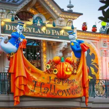Bunter Halloweenschmuck mit Geistern und Kürbisköpfen an der Main Street Station in Disneyland Paris
