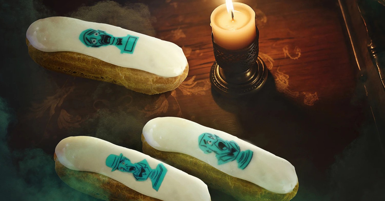 Phantom Manor Eclairs Drei Eclairs und ein Kerzenleuchter. Die Eclairs sind jeweils mit einer singenden Büste aus Phantom Manor verziert.