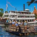 Floß und Dampfschiff auf den Rivers of America im Magic Kingdom