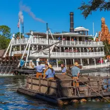 Floß und Dampfschiff auf den Rivers of America im Magic Kingdom