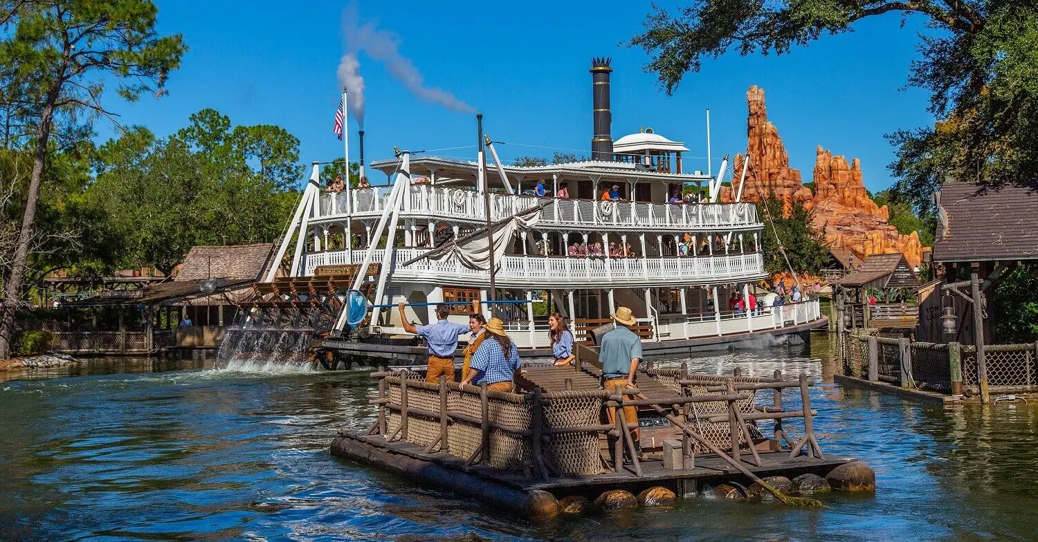 Floß und Dampfschiff auf den Rivers of America im Magic Kingdom